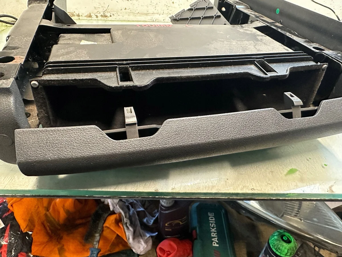 VW Touran I Staufach unter Fahrersitz 1T0881580A image 3