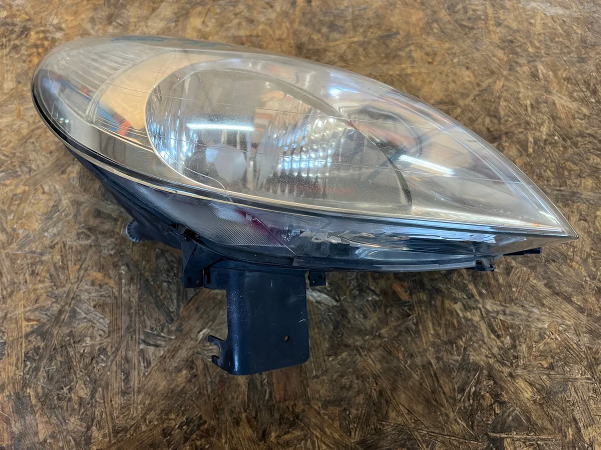 Farol Direito Citroen Xsara Picasso 9649557380
