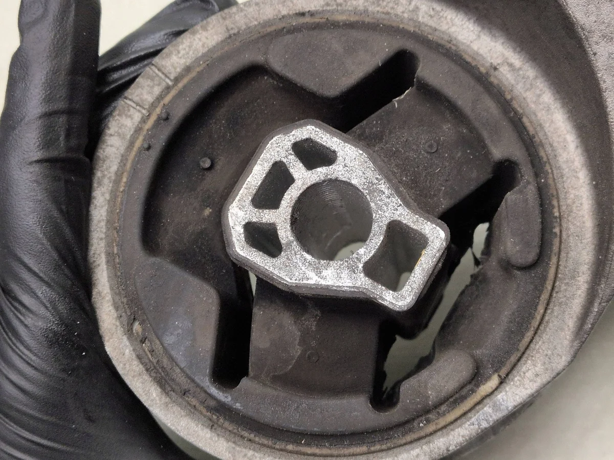 Chevrolet Captiva 2.4 Gearbox Mount Used