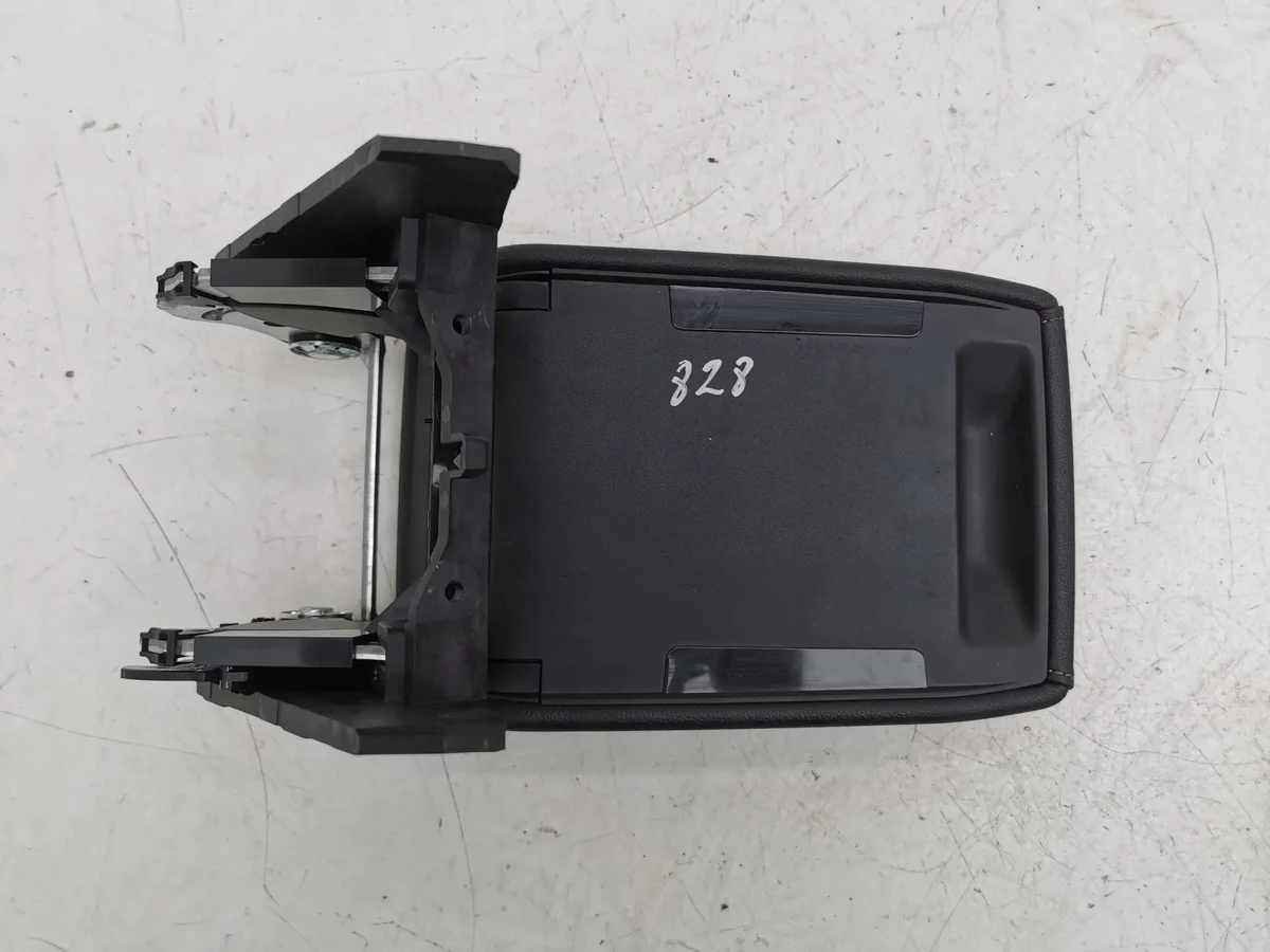 Apoyabrazos VW Golf VIII 5H0864206C image 8