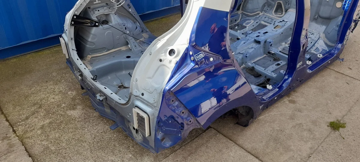 Toyota Yaris IV XP210 Achterkwart Rechts image 3