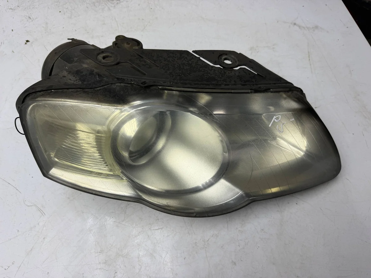 Reflektor Prawa VW Passat B6 KOR3621