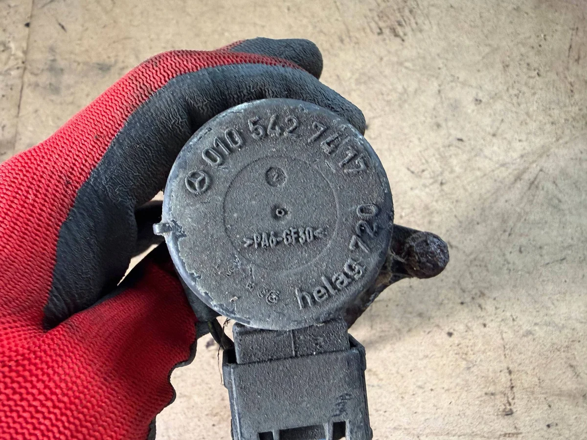 Mercedes Suspension Level Sensor 0105427417 Used image 3