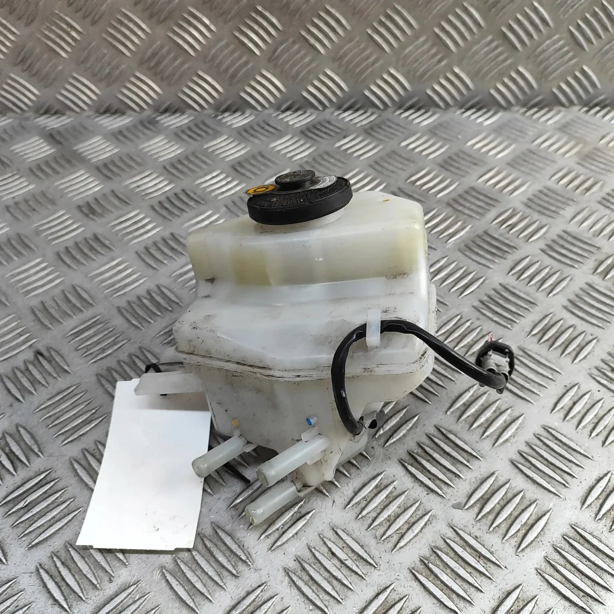 Toyota Prius+ Bremsflüssigkeitsbehälter 4722047070 image 3
