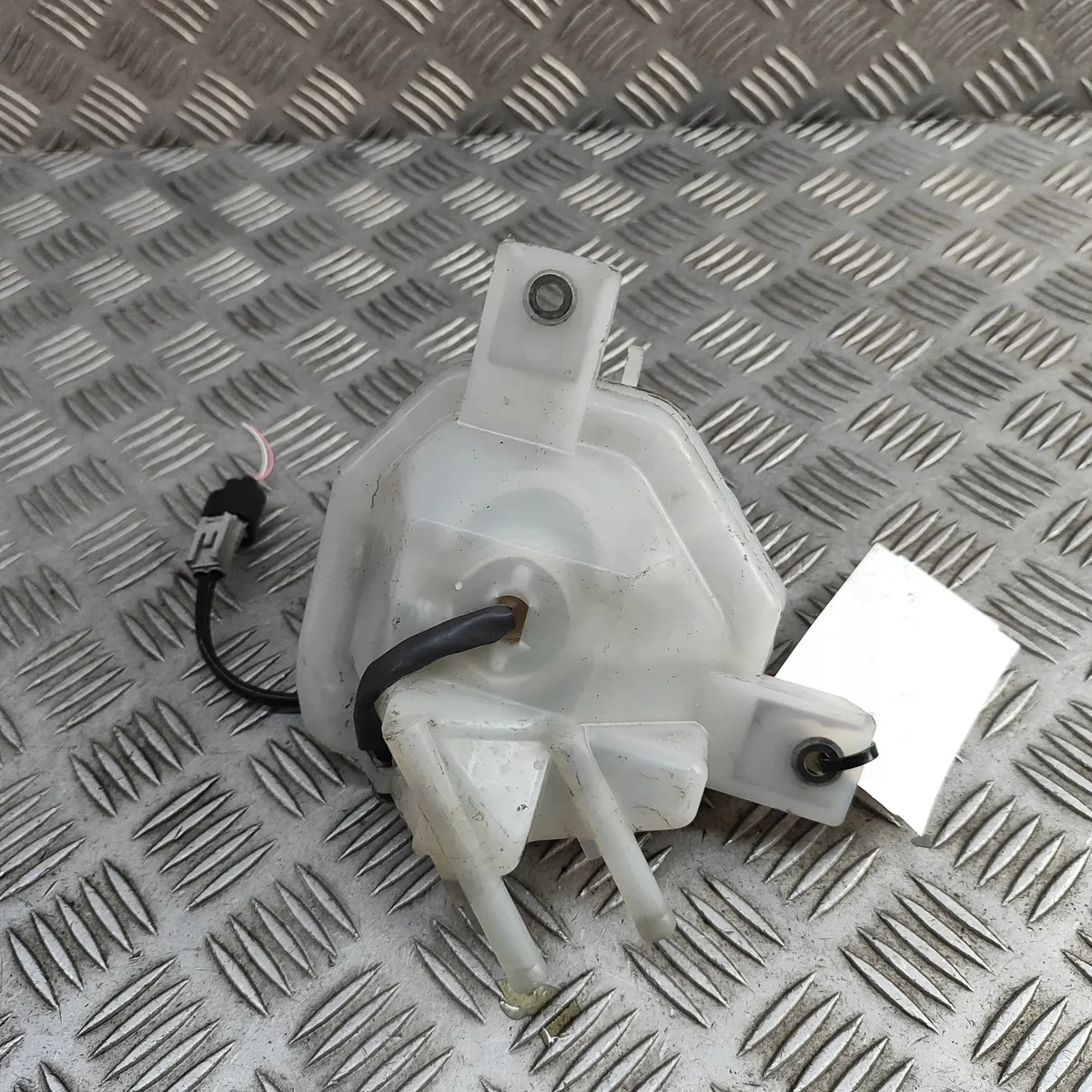Toyota Prius+ Bremsflüssigkeitsbehälter 4722047070 image 4