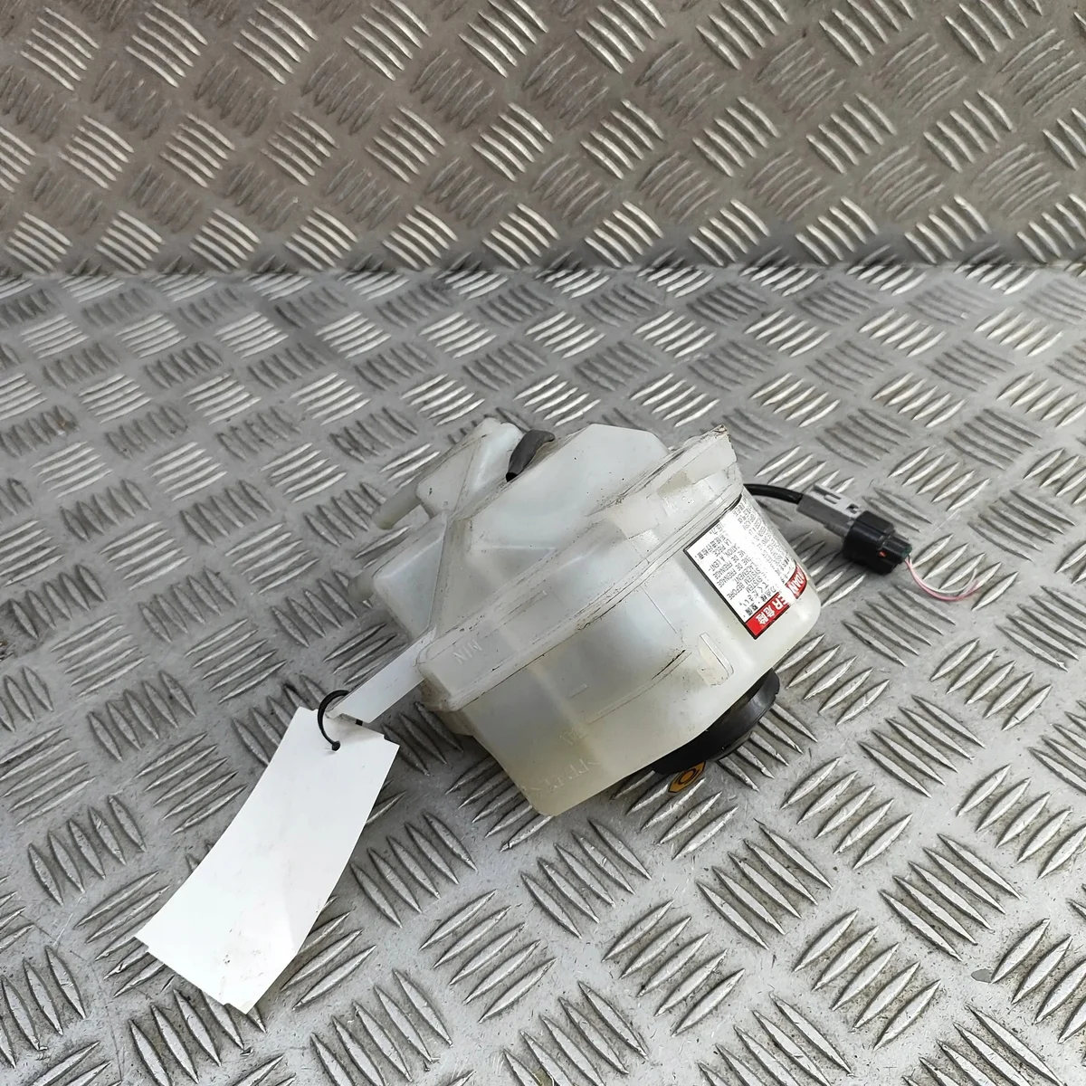 Toyota Prius+ Bremsflüssigkeitsbehälter 4722047070 image 5