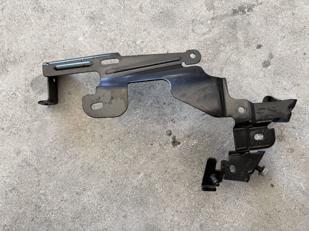 Hållare för batterikabel Range Rover L460 CKF8257