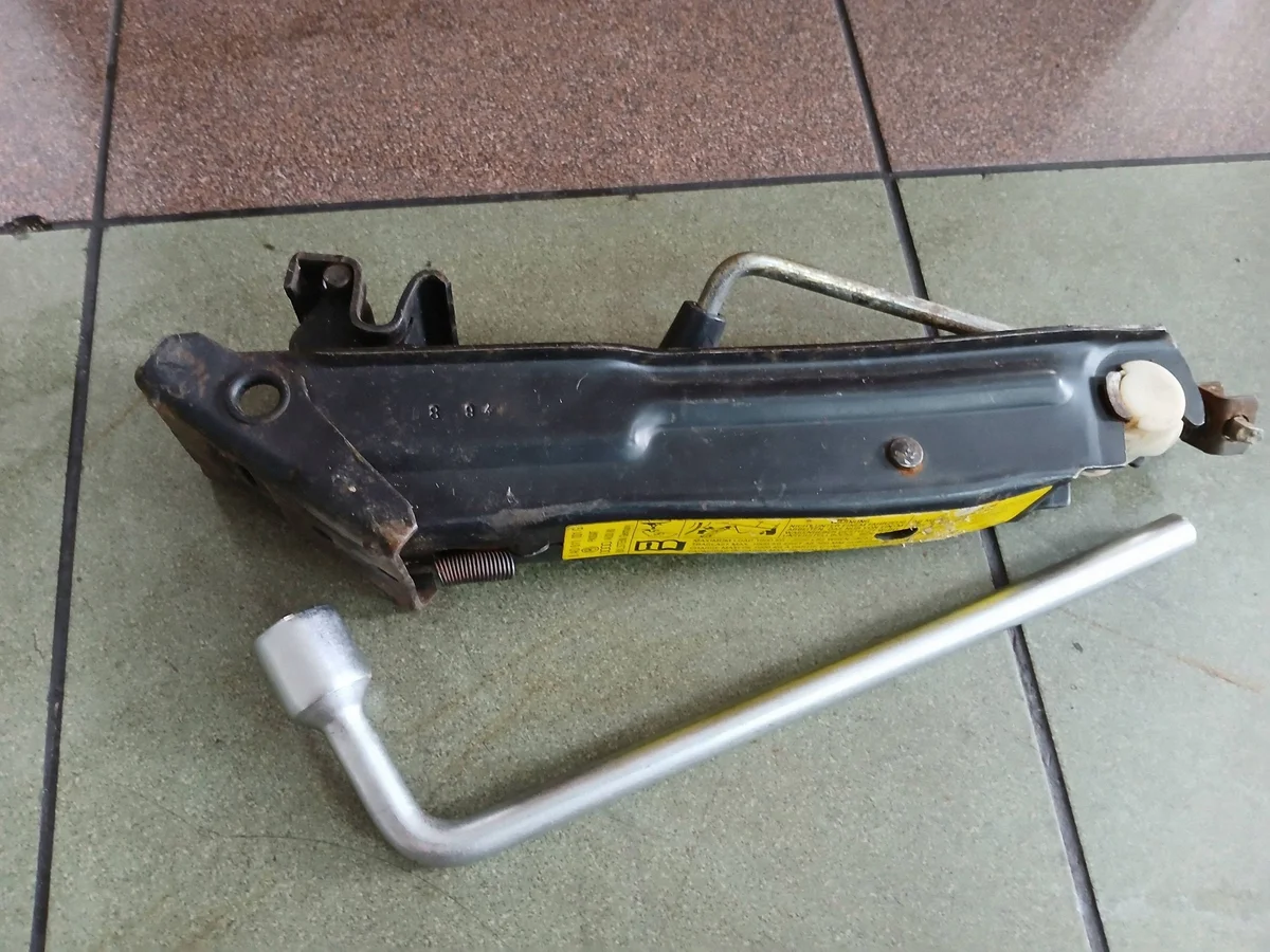 Levier cric VW Audi Seat Skoda 8A0011031G
