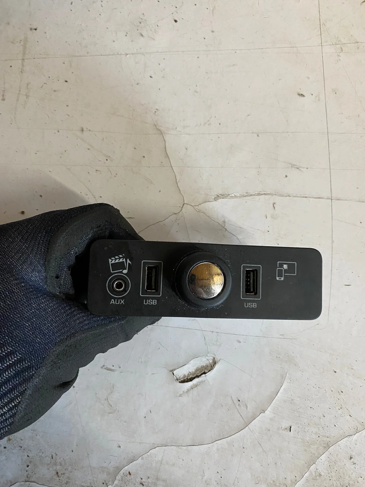USB-liitin CPLA-19C166-AC Range Rover Sport II