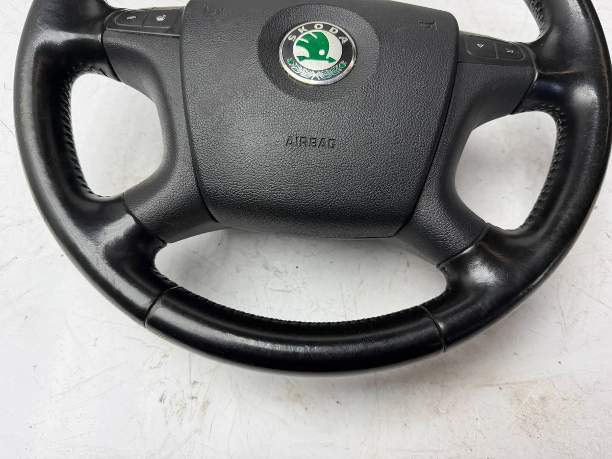 Volante Couro Multifunção Skoda Octavia Mk2 image 3