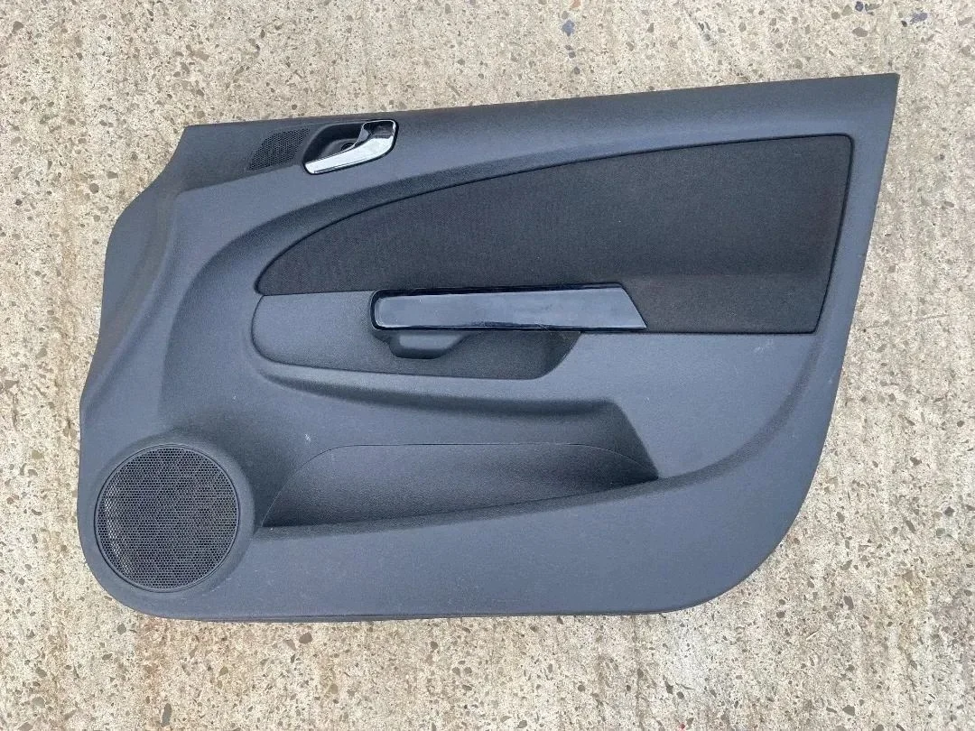 Opel Corsa D Boczek Drzwi Przednich FDR1407