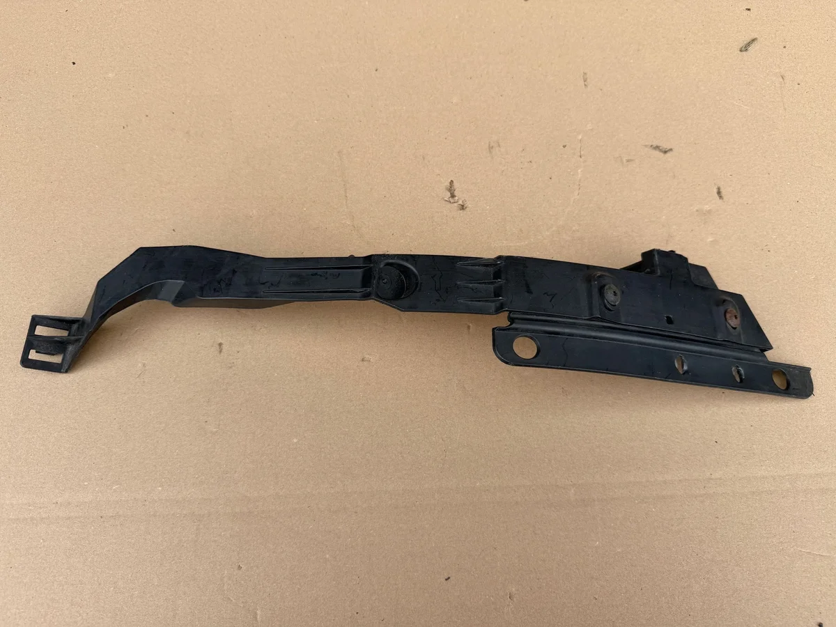 Opel Astra J IV LIFT 13287640 Suporte Farol Direito