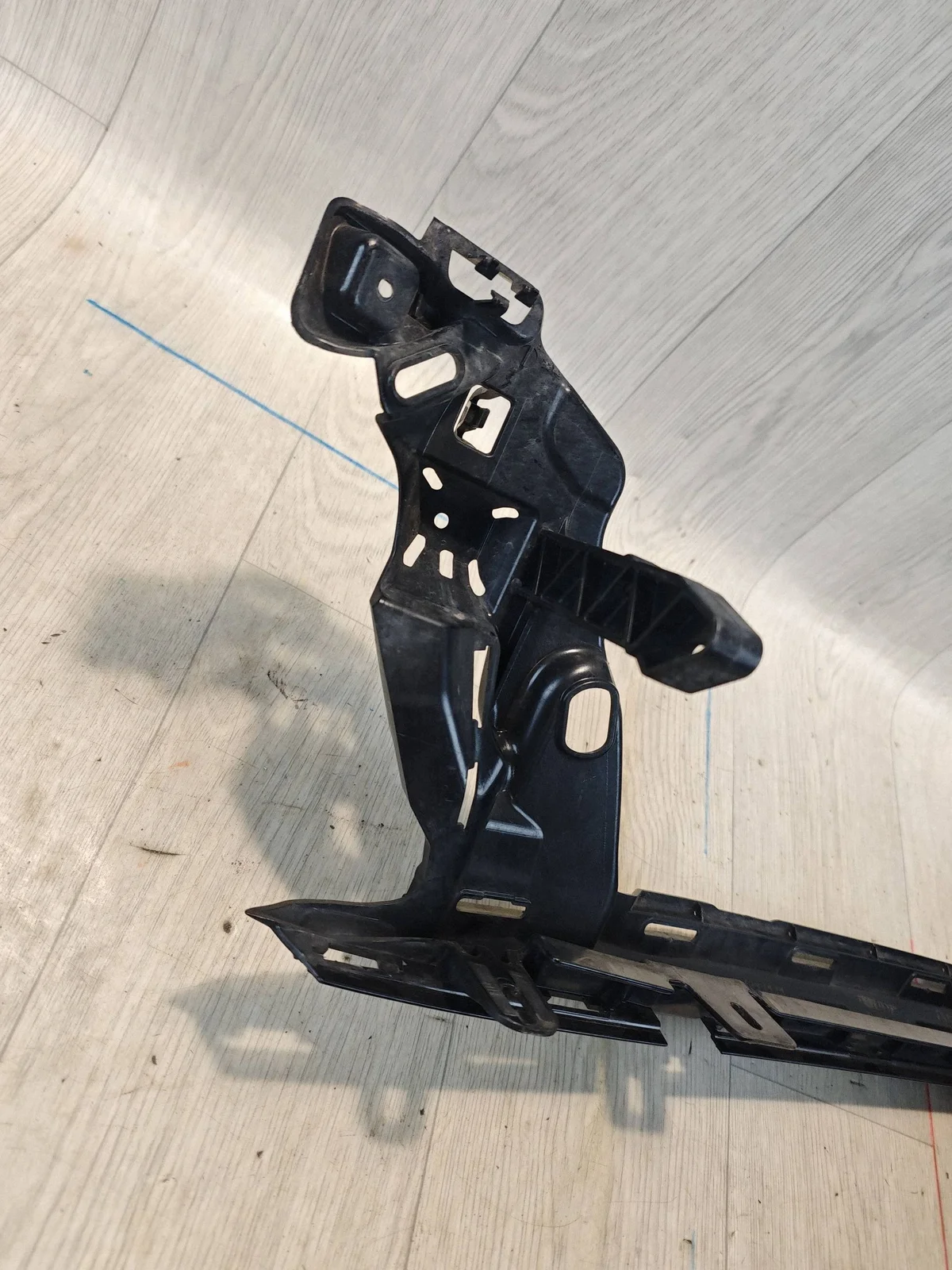 Mercedes E-Class W214 Front Bumper Bracket image 8