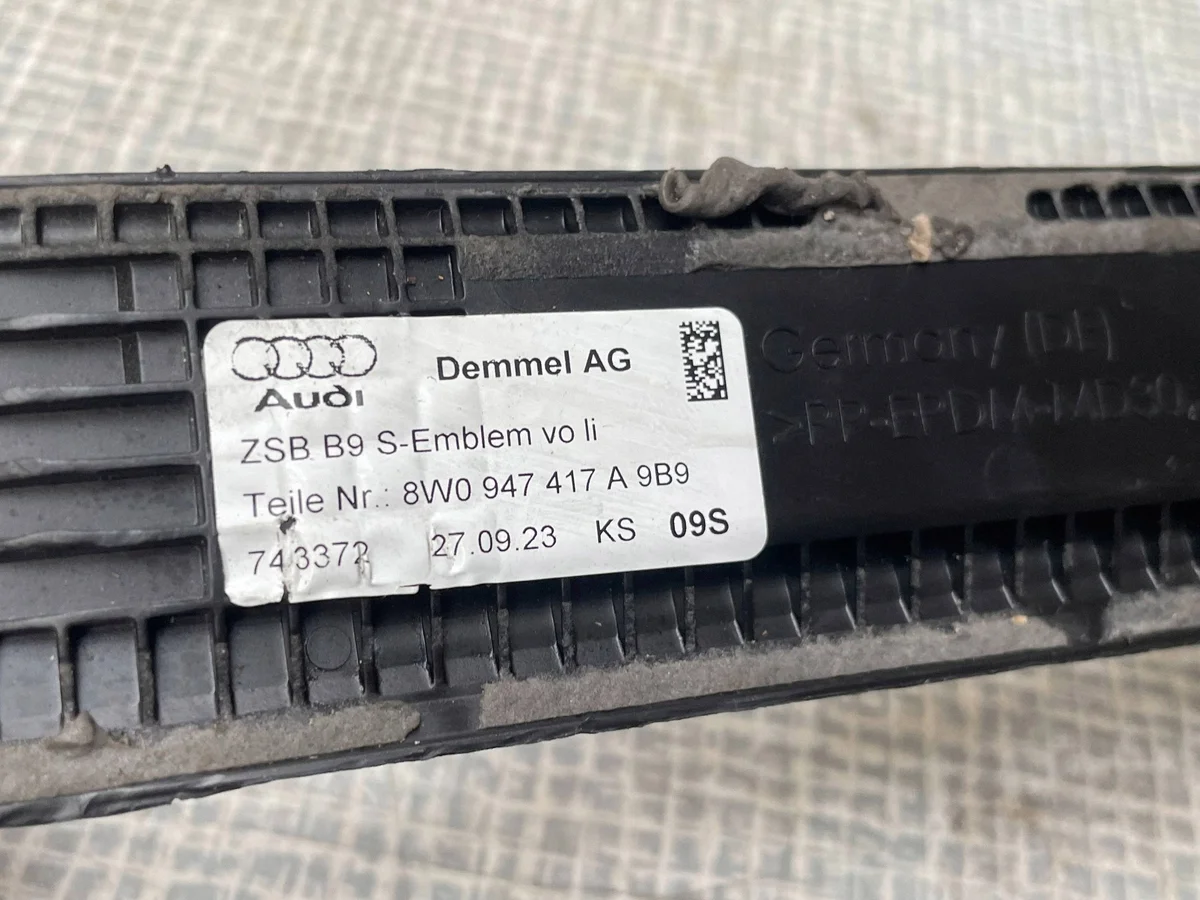 Listón umbral Audi A4 B9 8W0947417A image 6