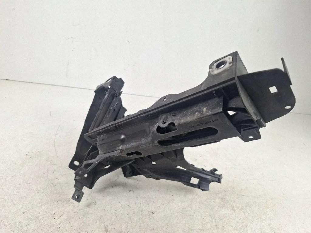 BMW 6 Coupe F13 Scheinwerferhalter rechts gebraucht image 9