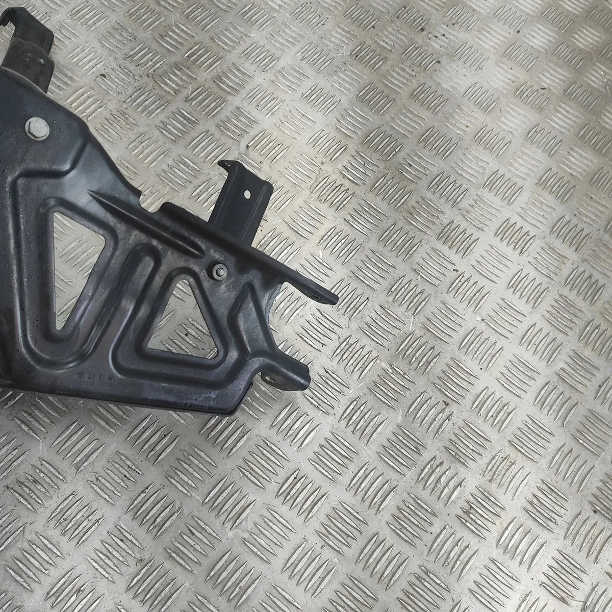 Mercedes E Cabrio A207 Headlight Bracket Left image 3