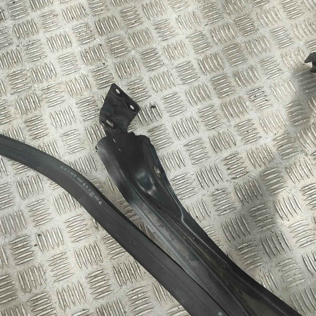 Mercedes E Cabrio A207 Headlight Bracket Left image 5