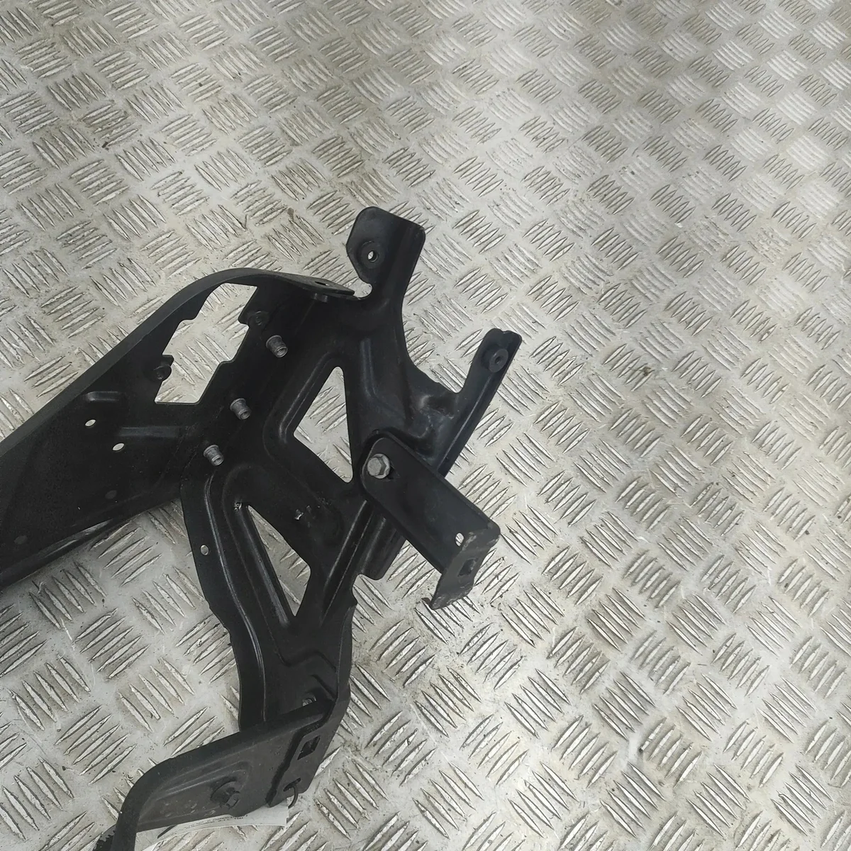 Mercedes E Cabrio A207 Headlight Bracket Left image 6