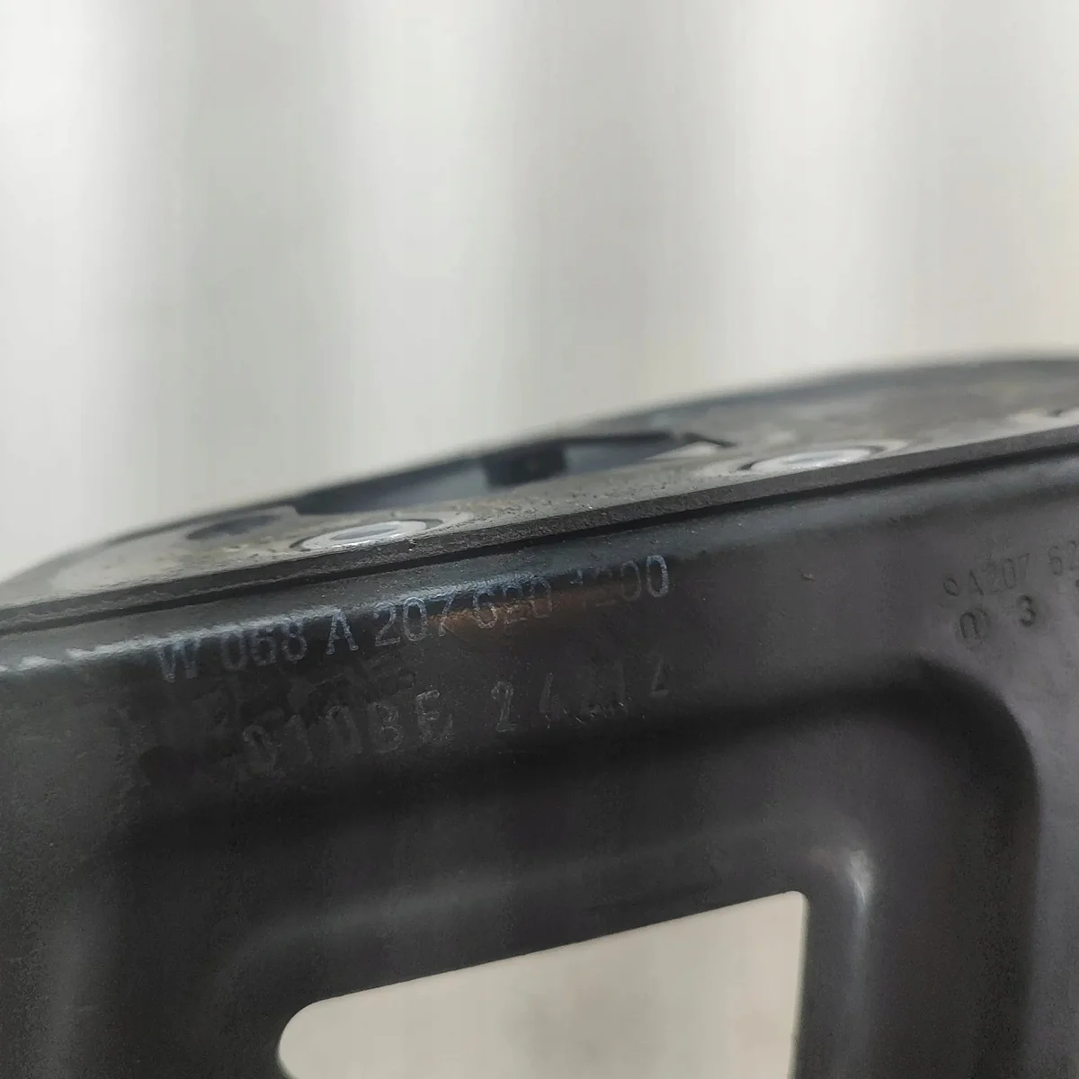 Mercedes E Cabrio A207 Headlight Bracket Left image 8