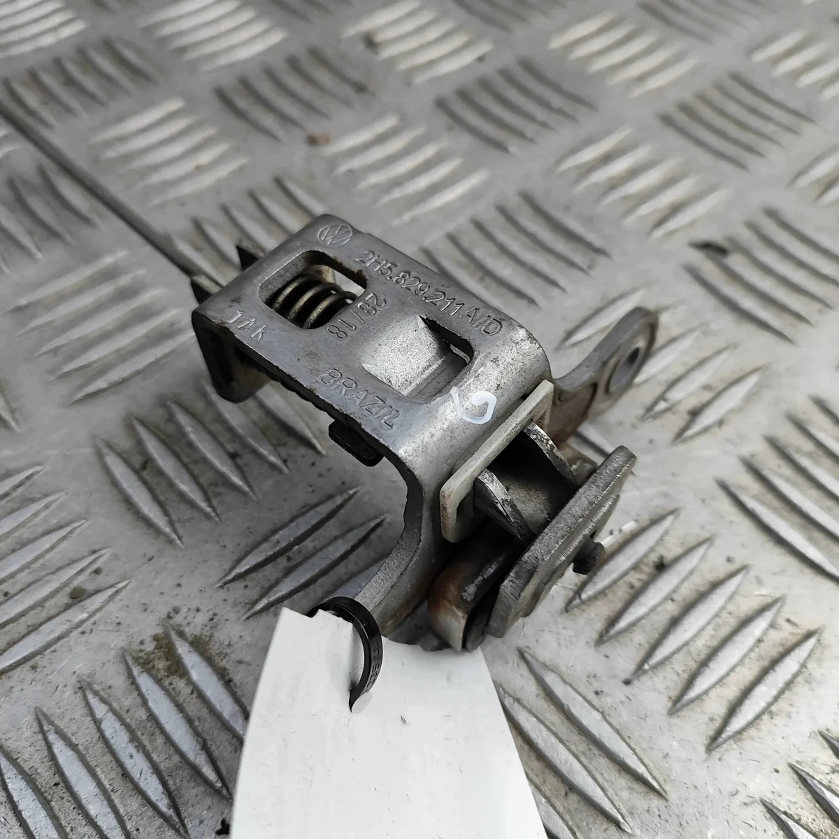 Fechadura Porta Malas VW Amarok 2H5829211D Usada image 3