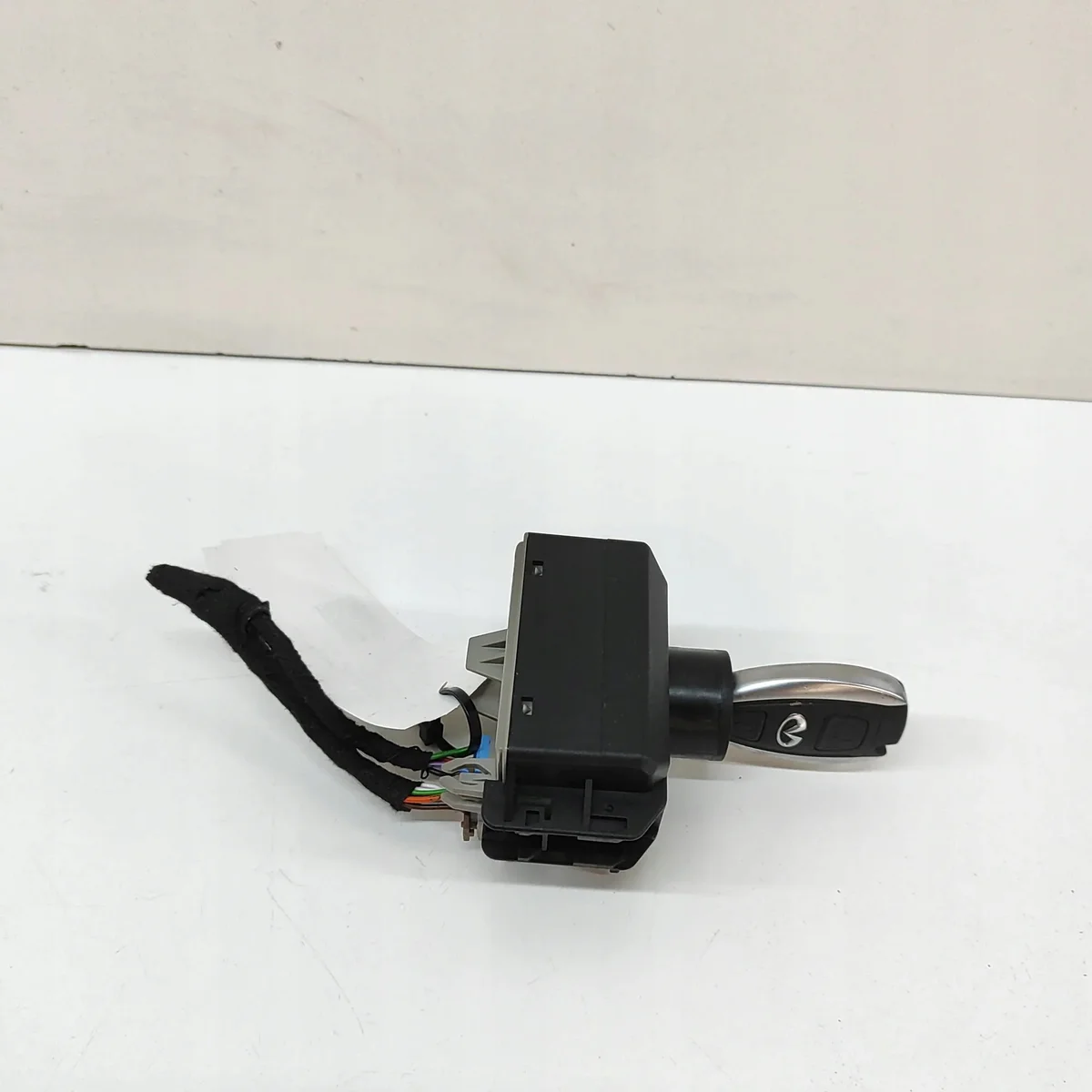 Infiniti Q30 kytkin ESD1105216C image 3