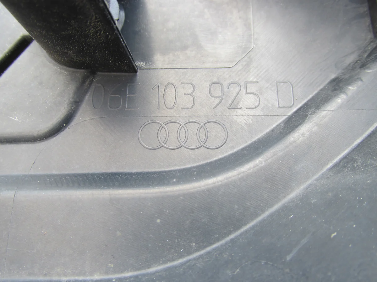 Audi 06E103925D Coperchio Motore Usato image 6