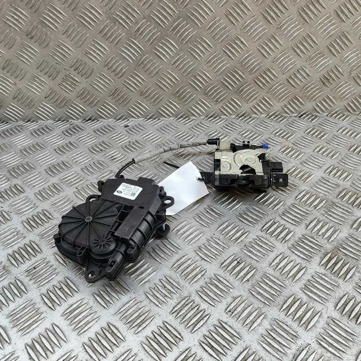 Bagkluckelås Jaguar F-PACE (X761) CPLA404C10AD image 2