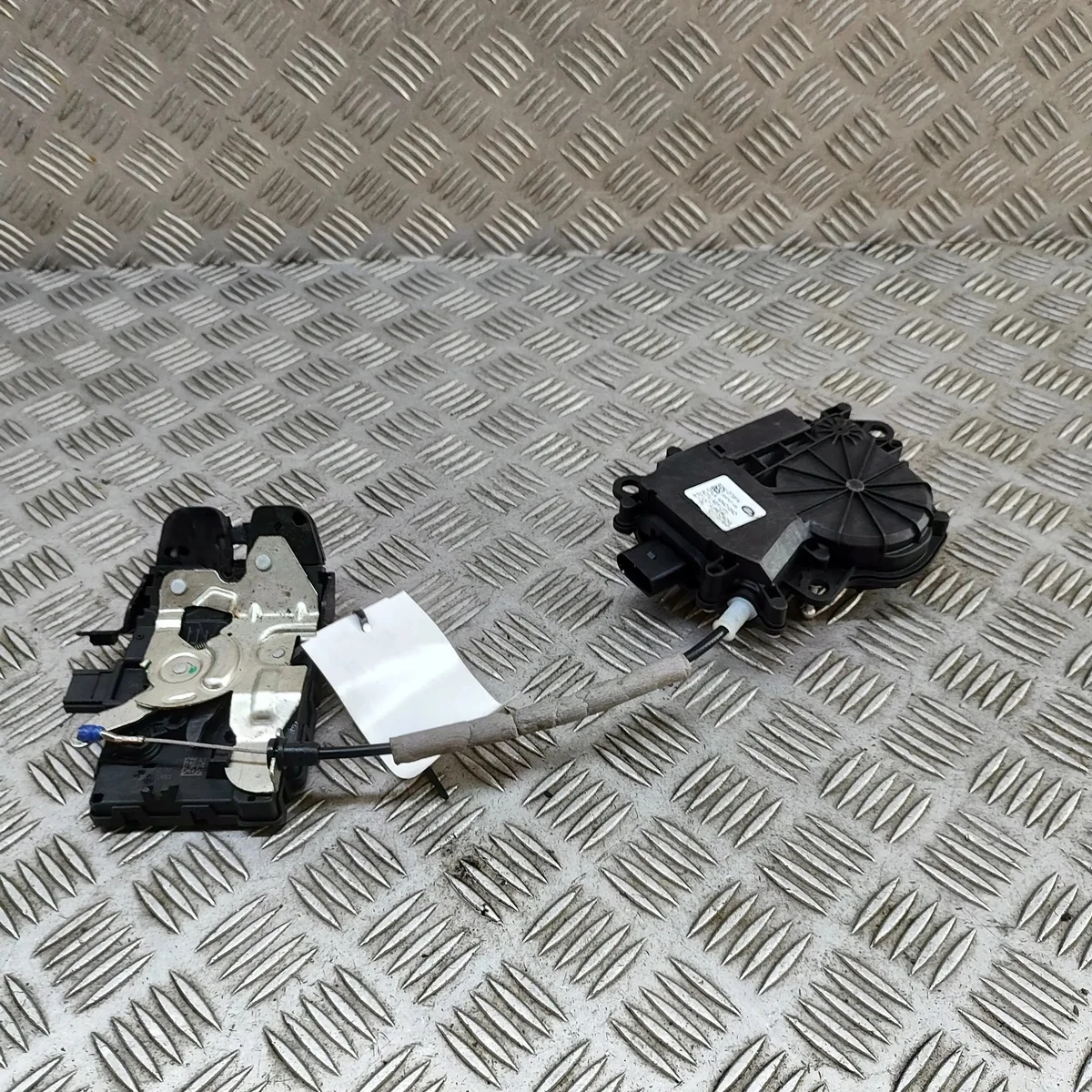 Bagkluckelås Jaguar F-PACE (X761) CPLA404C10AD image 3