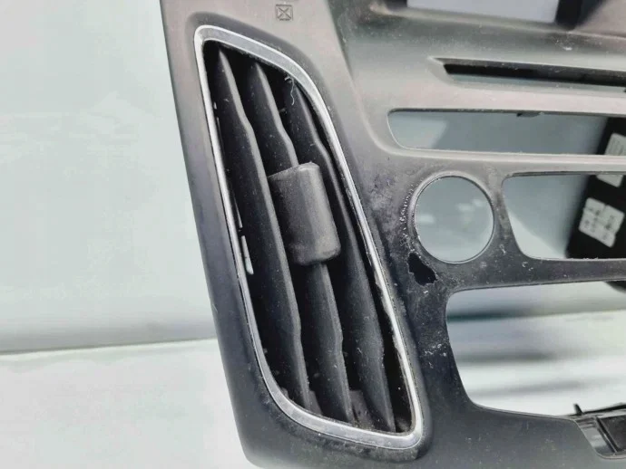 Zentriale Lüftungsgitter Ford Focus 3 Facelift image 3