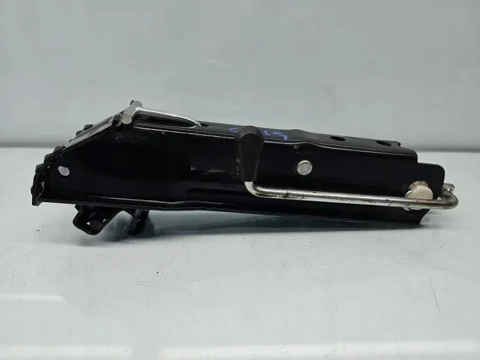 VW Passat CC 3AA011031B Jack Used