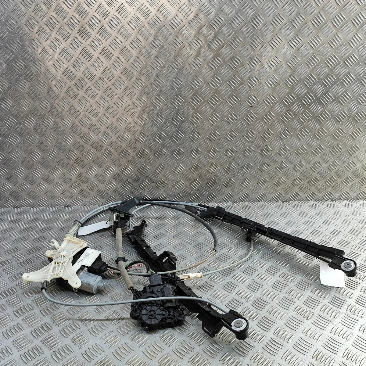 Audi A5 Avant Trunk Roller Blind Mechanism image 4