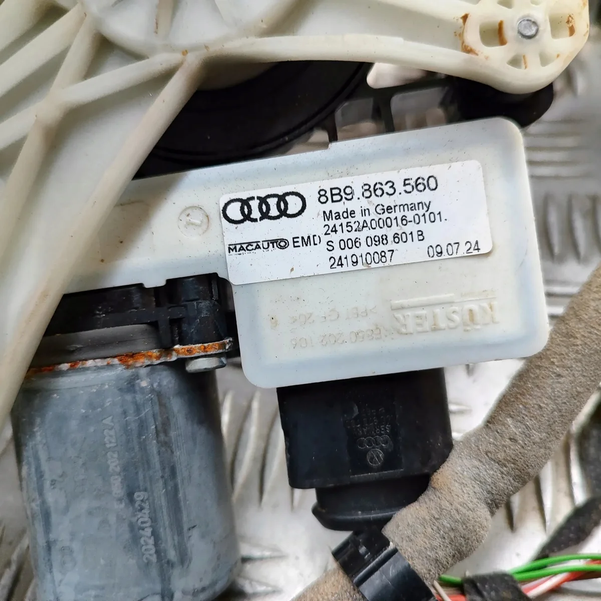 Audi A5 Avant Trunk Roller Blind Mechanism image 6