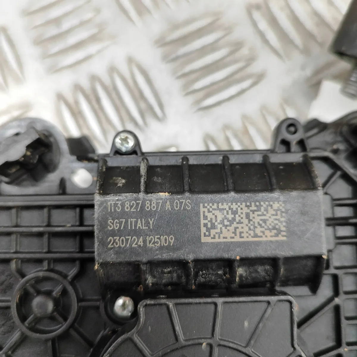 Audi A5 Avant Trunk Roller Blind Mechanism image 7