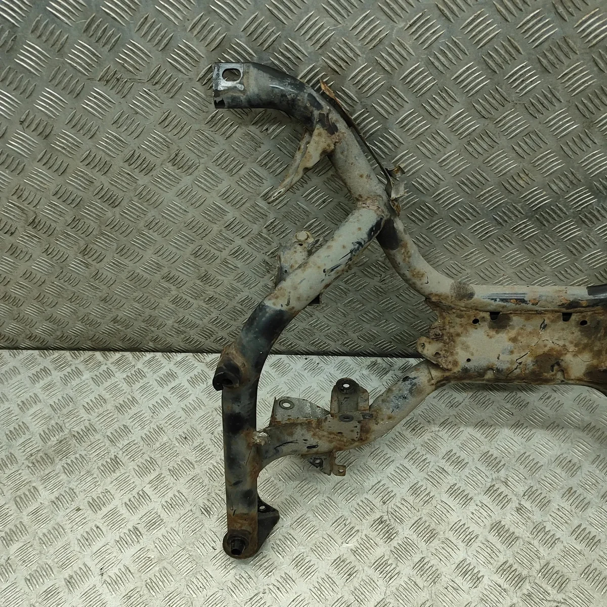 Soporte delantero BMW 7 E38 usado image 3