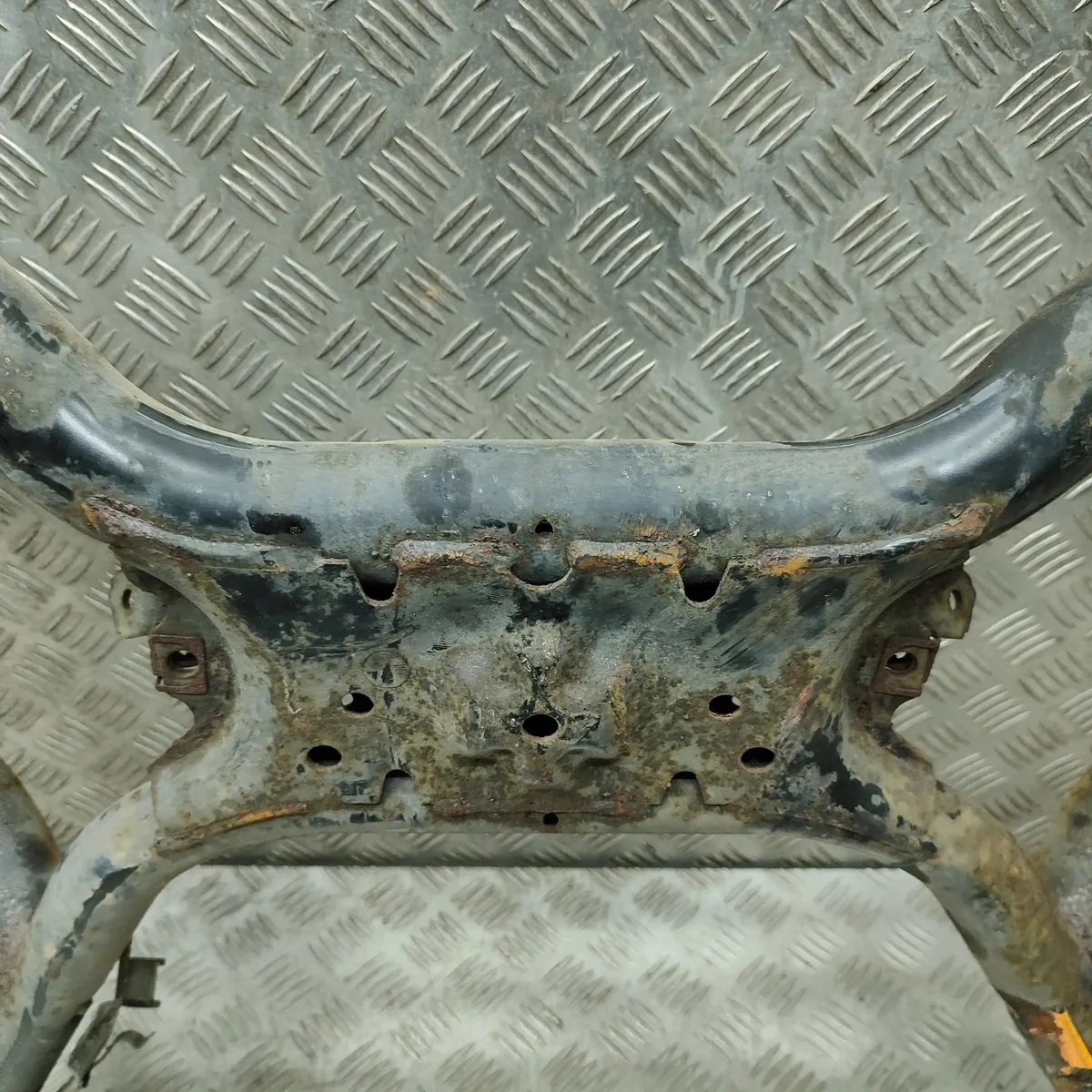 Soporte delantero BMW 7 E38 usado image 6