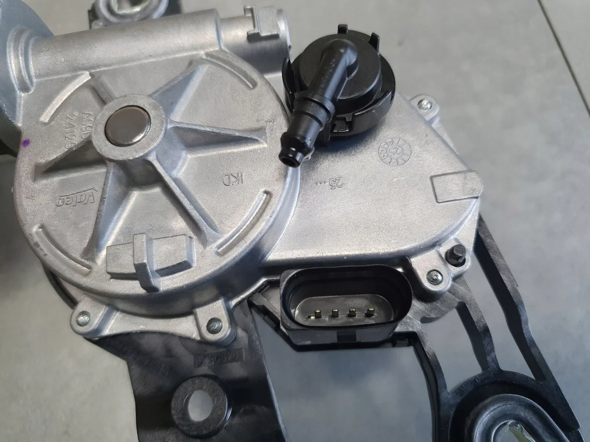 Audi A3 8Y Scheibenwischermotor hinten 8V0955711E image 4