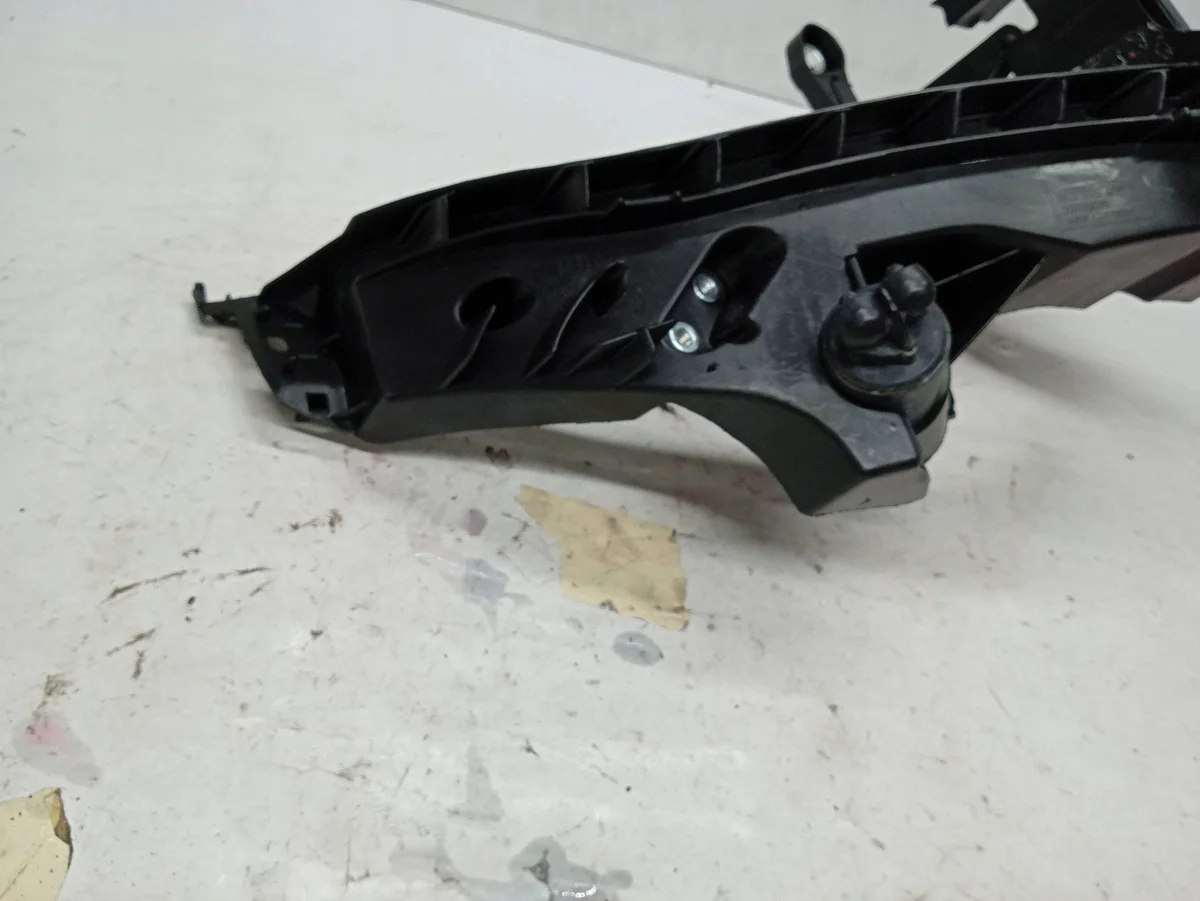 Support phare droit Audi A4 B8 8K0805608R image 3