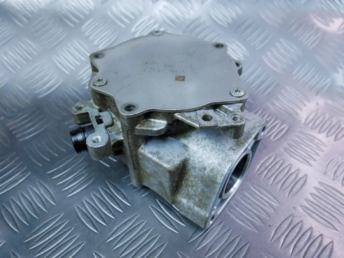 Alipainepumppu 06L145100B Audi TT 2.0 TFSI