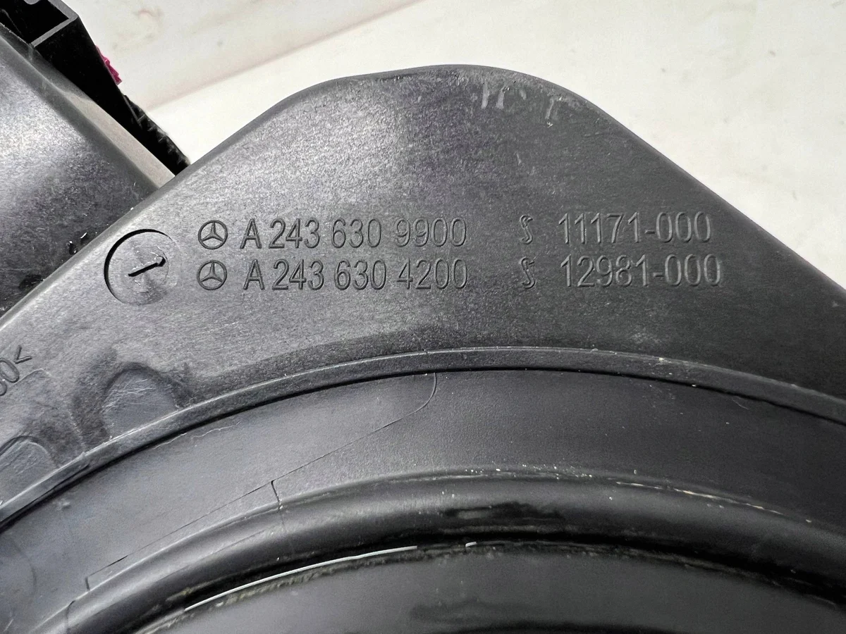 Mercedes EQA EQB H243 X243 Ladeklappenabdeckung image 3