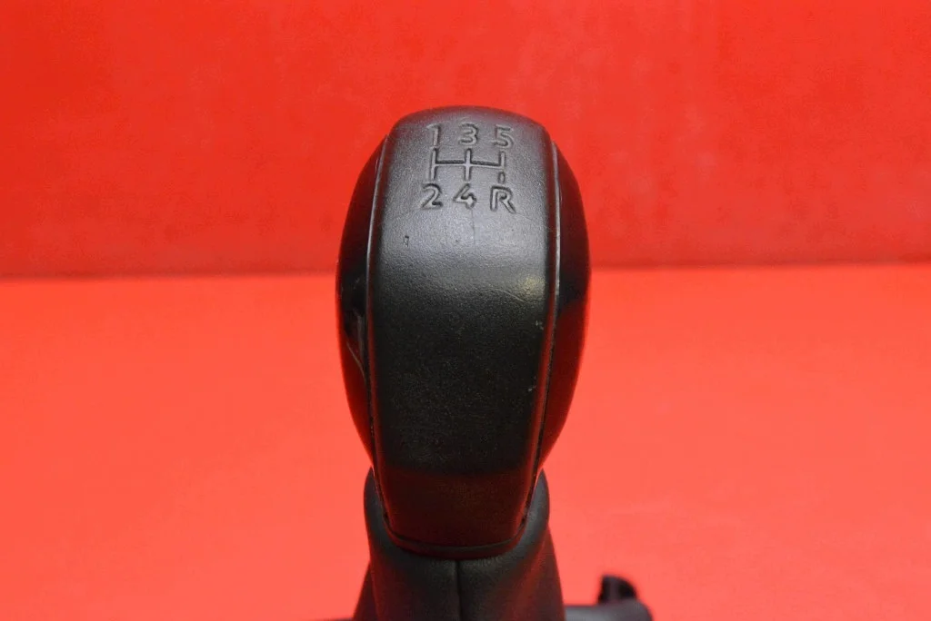 Vaihdevivun valitsin Peugeot 208 I 1.4 HDI image 3