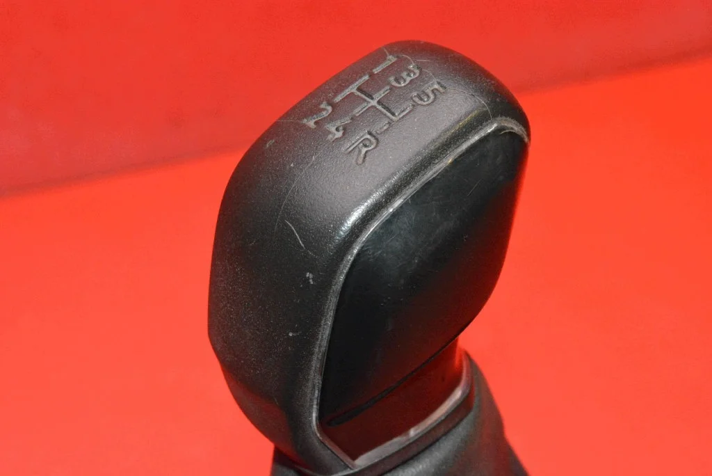Vaihdevivun valitsin Peugeot 208 I 1.4 HDI image 10