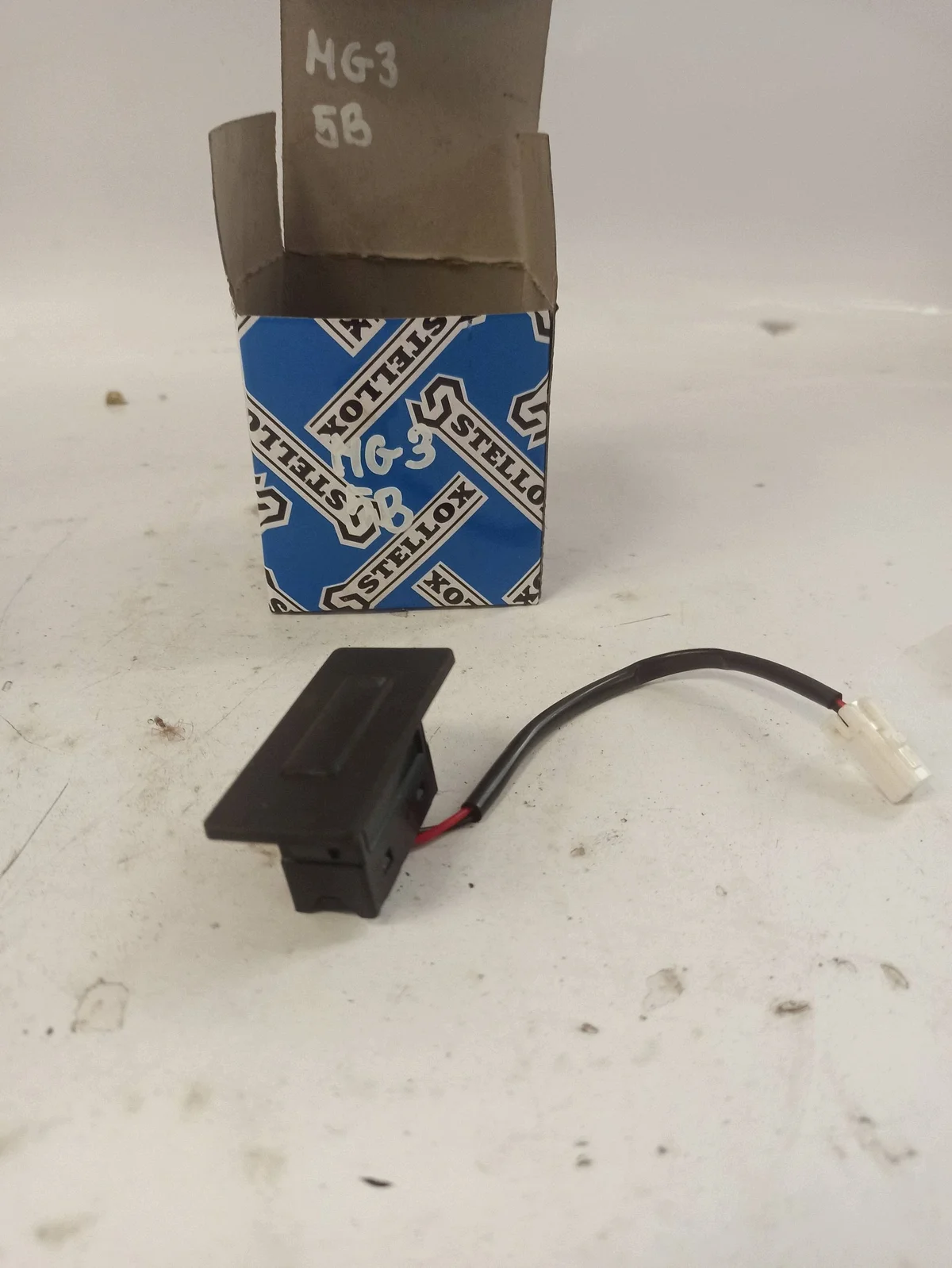 Mikro conector tapa maletero MG 11406991