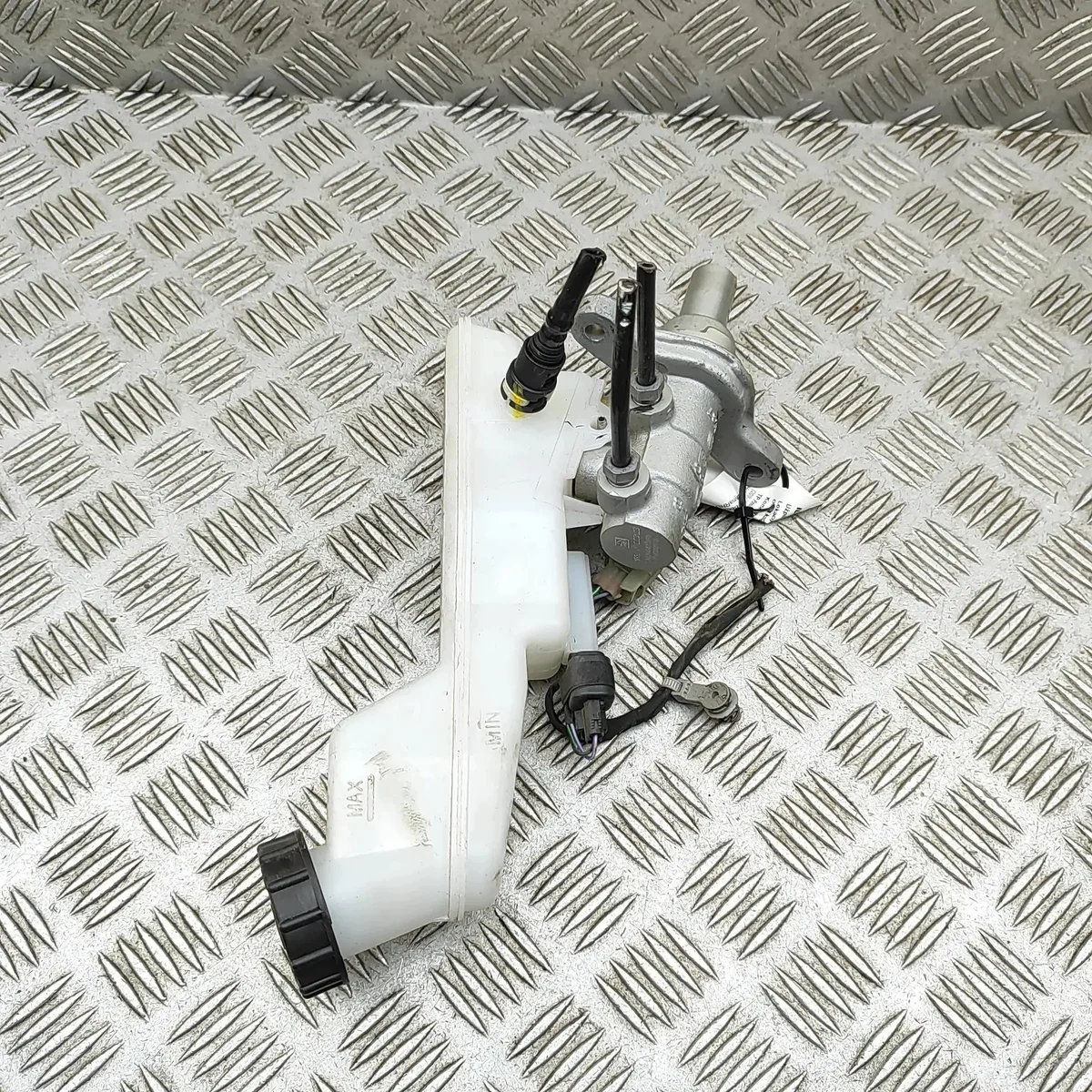 Bremszylinder Ford Puma KTH1BC2L210BA gebraucht image 4