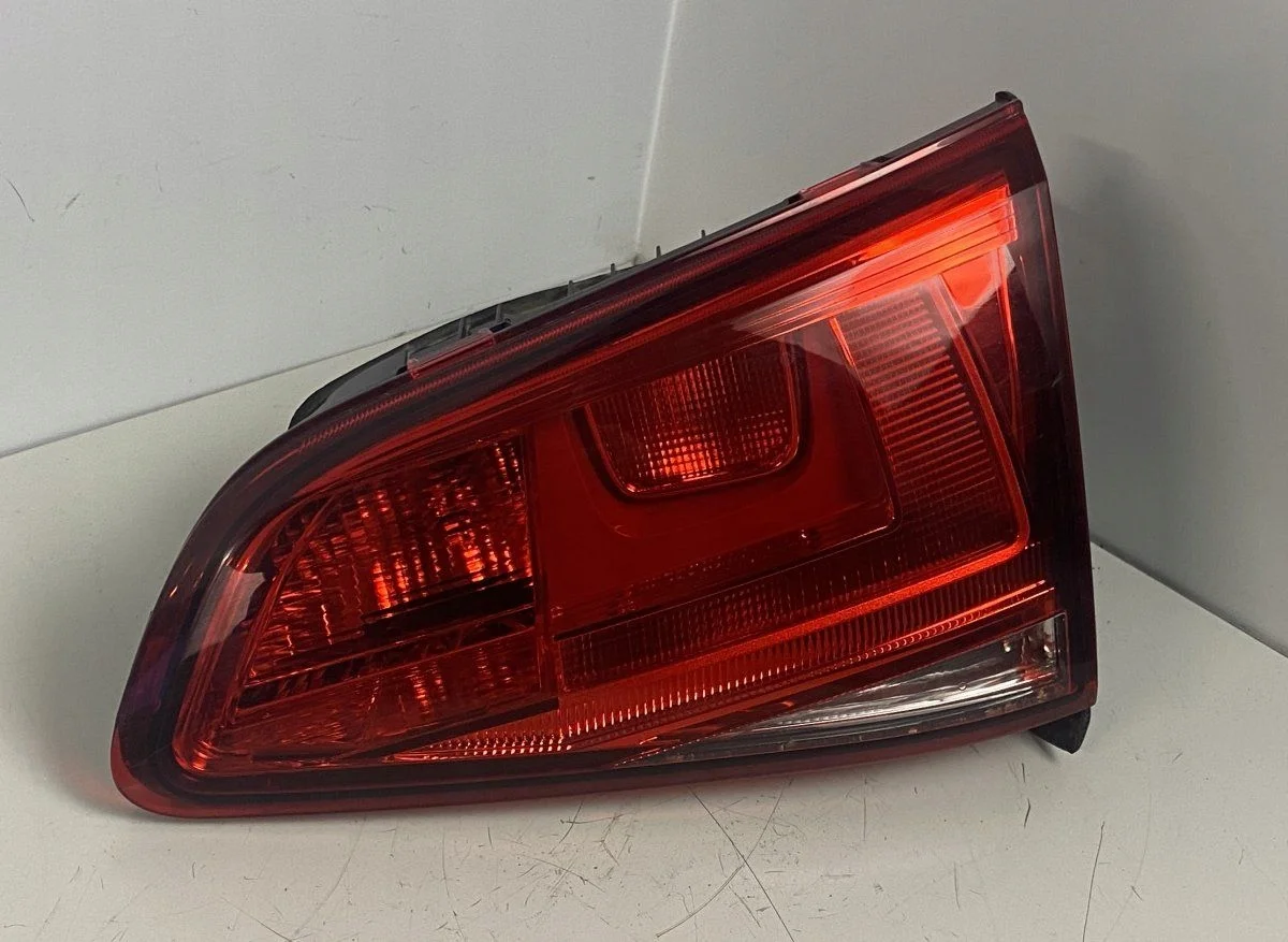 Volkswagen Lámpara Trasera Interior Derecha 90052127A