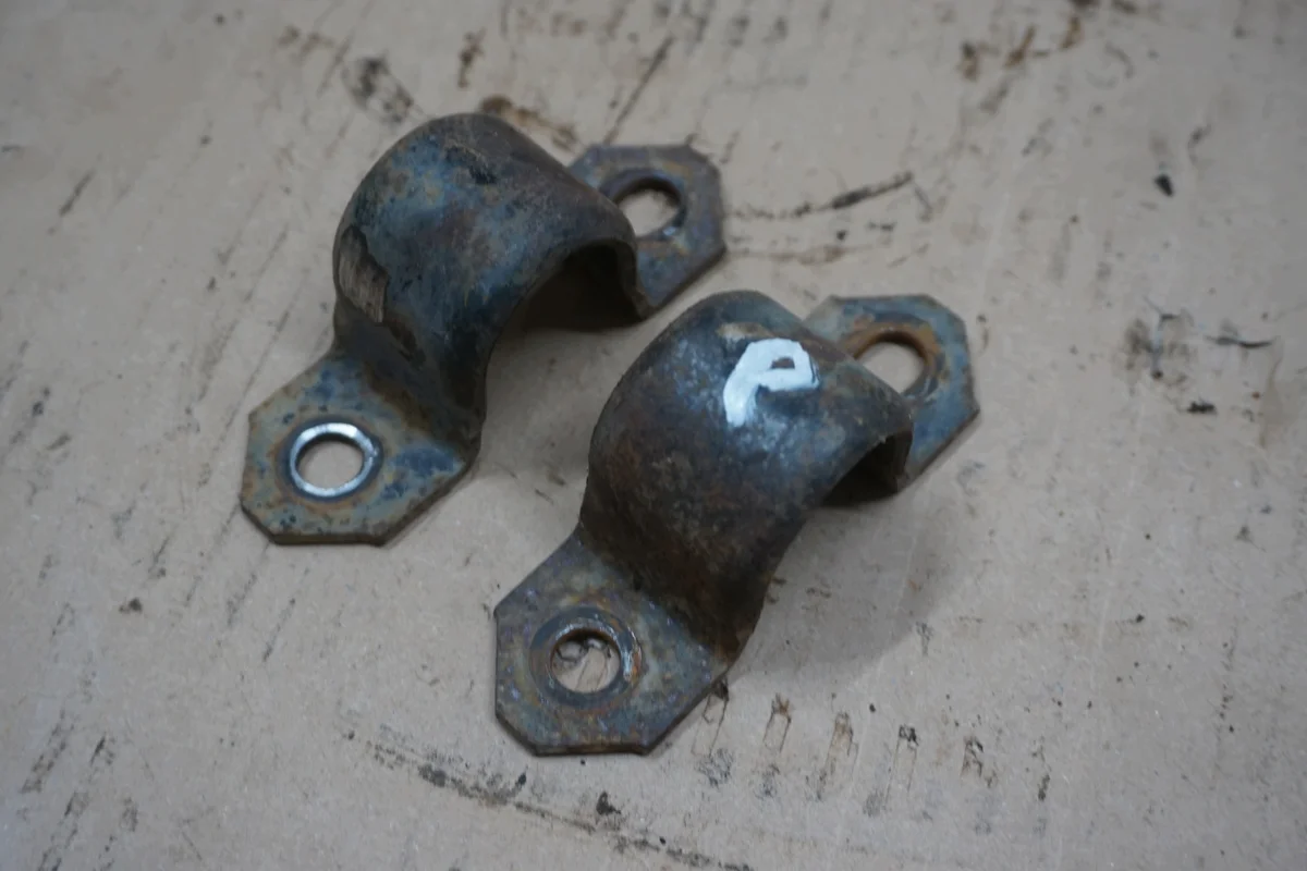 Nissan Patrol Stabilizer Bracket Front Used
