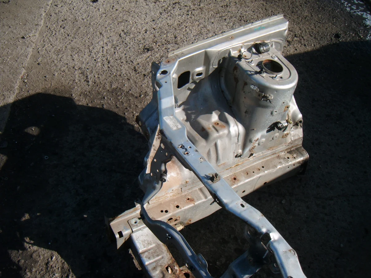 Mitsubishi Pajero Pinin 98- Vorderachsträger image 3