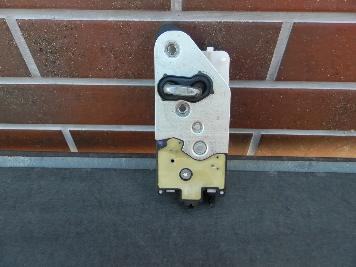 Verrou de porte droit Peugeot 1007 9685069780