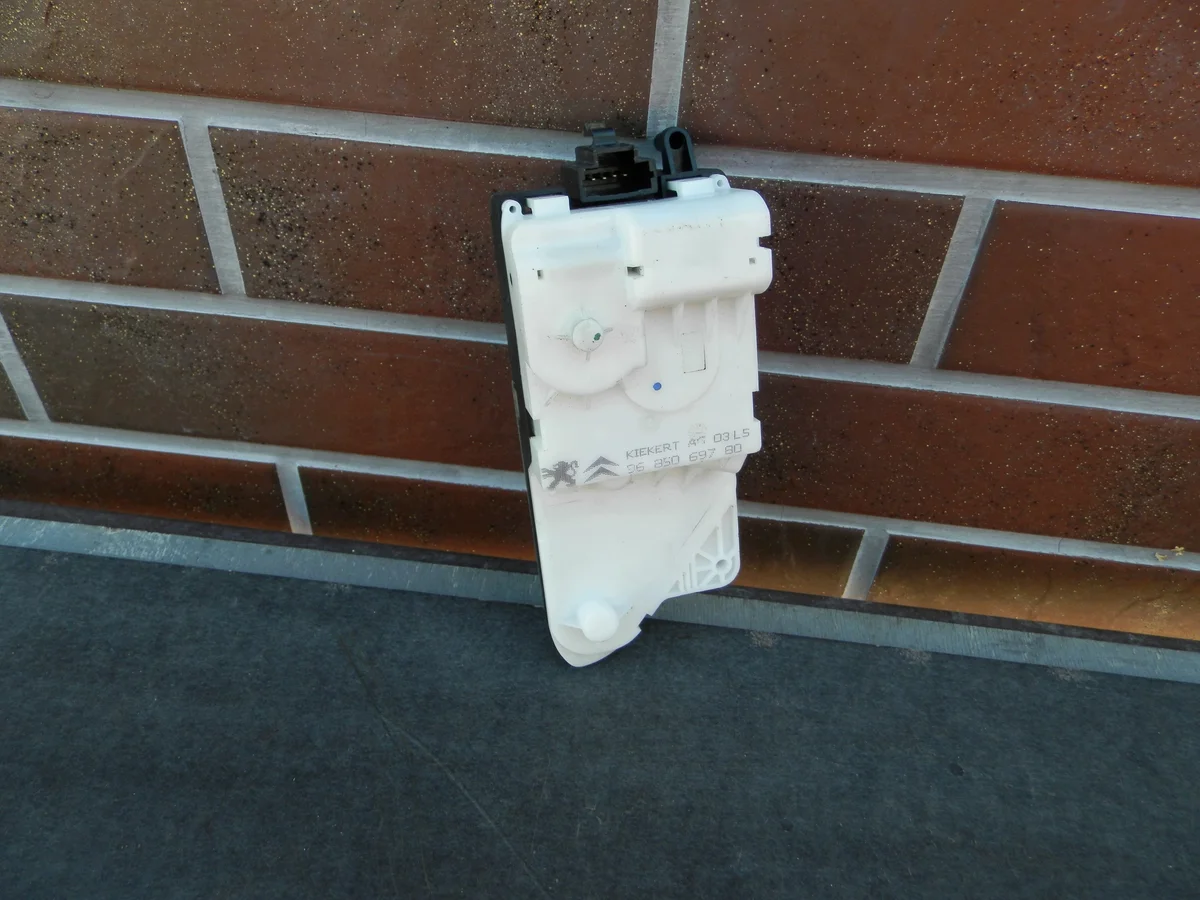 Verrou de porte droit Peugeot 1007 9685069780 image 6