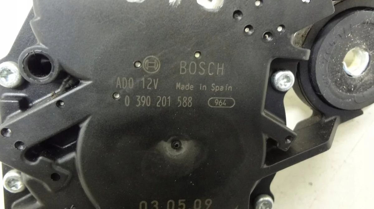 Moteur essuie-glace coffre Mazda 3 BK 0390201588 image 3