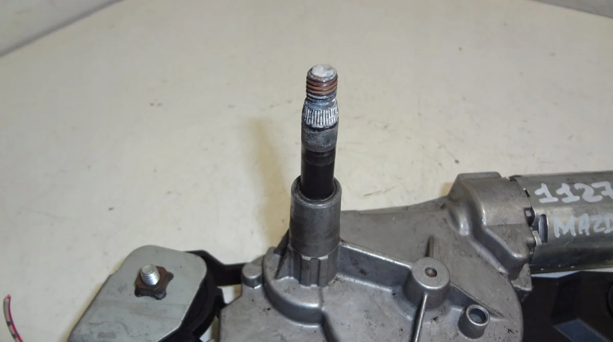 Moteur essuie-glace coffre Mazda 3 BK 0390201588 image 4